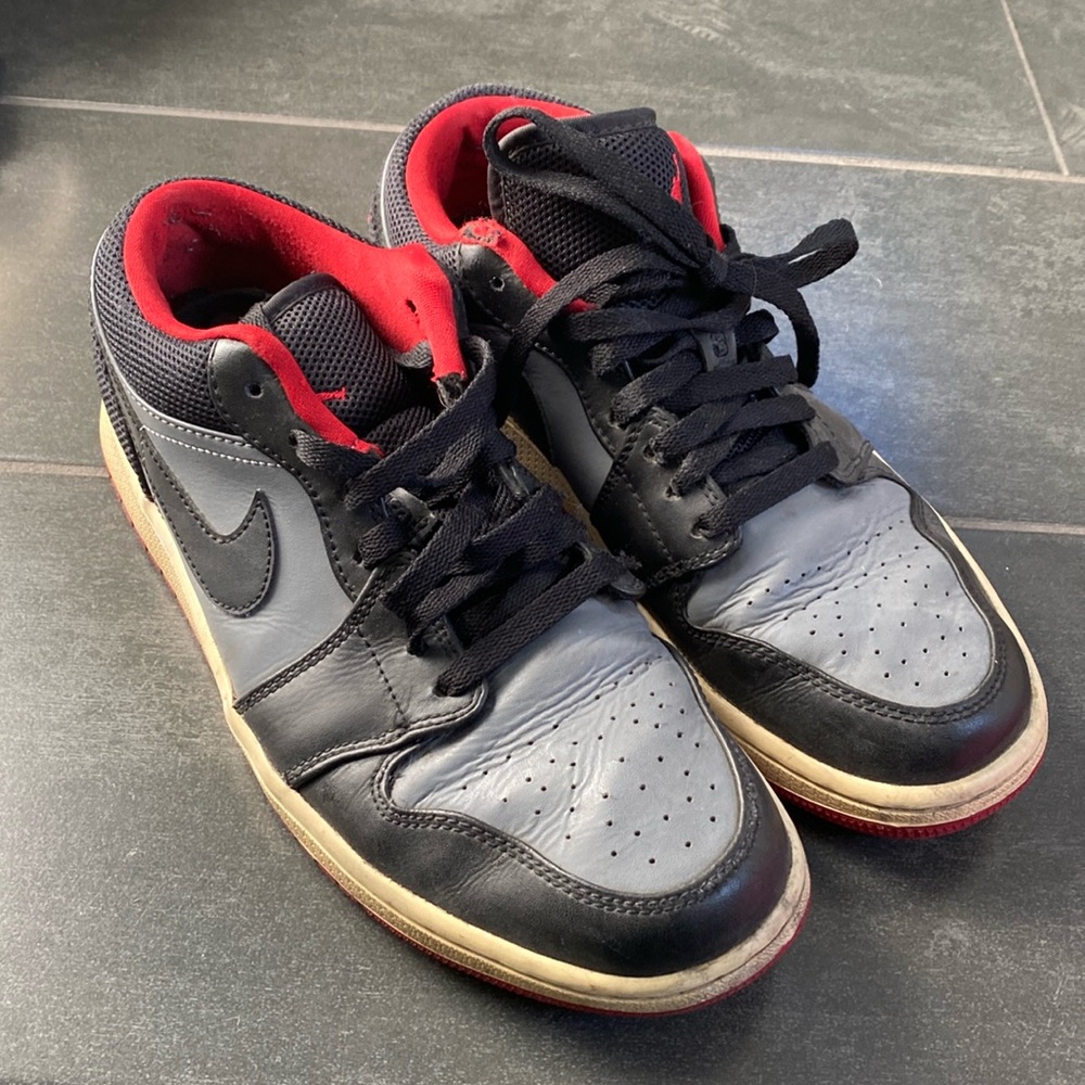 Jordan 1 Low
Black Dark Grey Gym Red